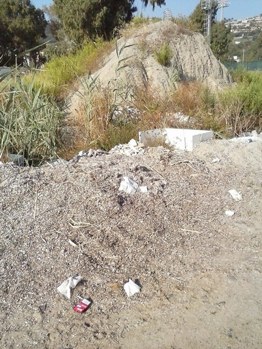 Sanremo: degrado attorno ai campi da gioco di Pian di Poma, le foto di un nostro lettore Sanremo: degrado attorno ai campi da gioco di Pian di Poma, le foto di un nostro lettore
