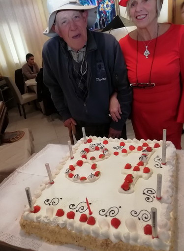 Ospedaletti: festa di compleanno per Dante Zirio, un centinaio di amici hanno celebrato i suoi 87 anni (Foto)