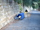 Sanremo: continua lo scempio dei maleducati, un divano abbandonato in una stradina sopra il golf