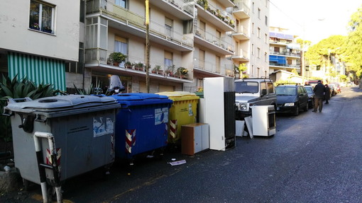 Sanremo: il 1° febbraio parte la differenziata spinta, ecco l'ennesima discarica abusiva questa volta in strada Borgo Tinasso