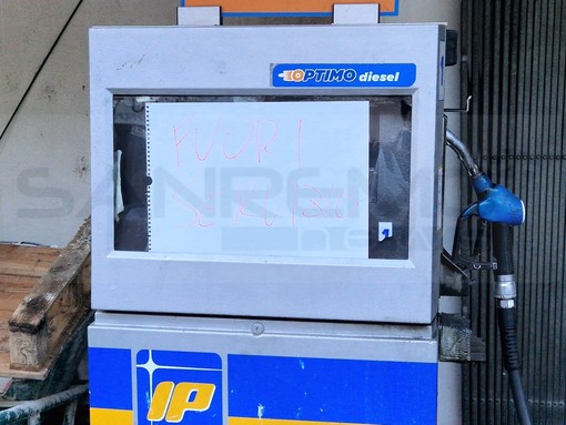 Chiudono i distributori in Valle Argentina e Arroscia: ma è solo per manutenzione, durerà un mese (Foto) Chiudono i distributori in Valle Argentina e Arroscia: ma è solo per manutenzione, durerà un mese (Foto)