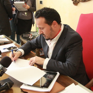 La firma delle dimissioni del sindaco Zoccarato