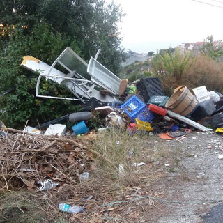 Sanremo: discarica a cielo aperto nella zona di Poggio, la segnalazione di una nostra lettrice (Foto)