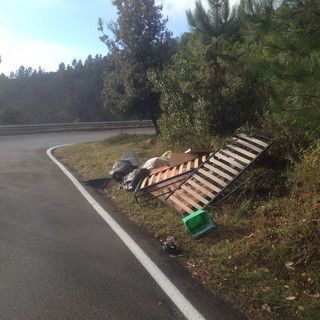 Sanremo: degrado e atti di vandalismo sulla strada tra Coldirodi e San Romolo alla curva del Marzocco