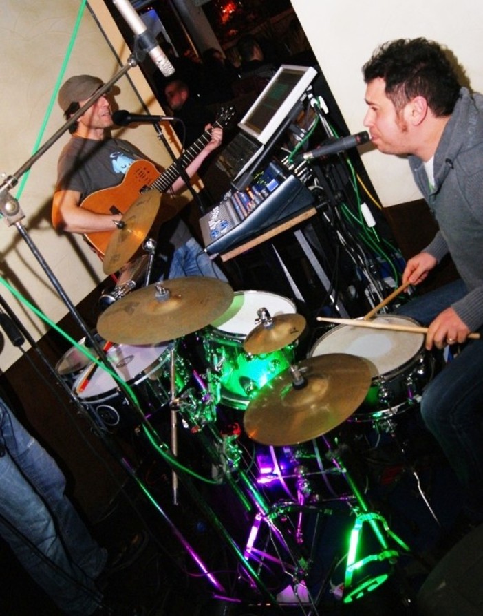 Si fa festa anche al Big Ben di piazza Bresca con gli Ambaradan