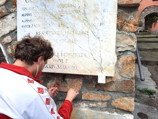 Imperia: un fiore rosso ai numerosi cippi e lapidi degli eroi partigiani dal Pd per il 25 aprile (Foto) Imperia: un fiore rosso ai numerosi cippi e lapidi degli eroi partigiani dal Pd per il 25 aprile (Foto)