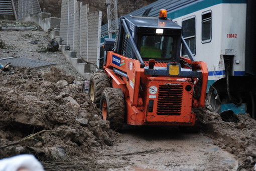 Deragliamento Bordighera: portato fuori il locomotore, proseguono i lavori