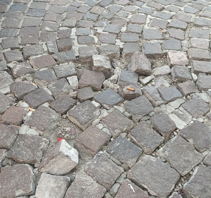 Sanremo: sampietrini di piazza Colombo, che ossessione! Degrado all'imbocco di via Matteotti (Foto) Sanremo: sampietrini di piazza Colombo, che ossessione! Degrado all'imbocco di via Matteotti (Foto)