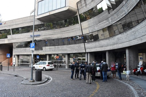 Sanremo: clochard continuano ad occupare i locali della stazione, stamane nuovo intervento della Polfer (Foto) Sanremo: clochard continuano ad occupare i locali della stazione, stamane nuovo intervento della Polfer (Foto)