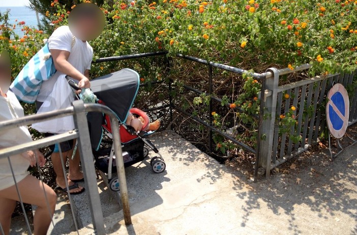 Sanremo: degrado sulla scaletta che porta alla ciclabile in via Marinella, la denuncia dei residenti Sanremo: degrado sulla scaletta che porta alla ciclabile in via Marinella, la denuncia dei residenti