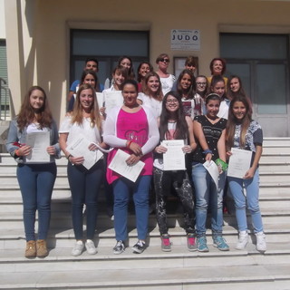 Ex alunni della Scuola secondaria di 1° Grado a Bordighera ricevono il diploma 'Cambridge'