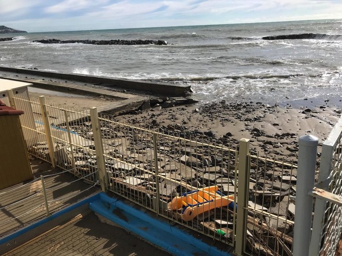 Sanremo: mareggiata dell'ottobre scorso, l'Amministrazione proroga le concessioni delle spiagge libere attrezzate Sanremo: mareggiata dell'ottobre scorso, l'Amministrazione proroga le concessioni delle spiagge libere attrezzate