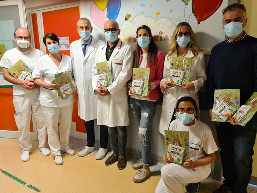 Imperia: Polizia e Carabinieri insieme per gli auguri di Pasqua ai bambini ricoverati in Pediatria (Foto)