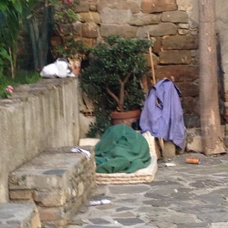 Sanremo: via Montà spesso trasformata in un 'dormitorio', la denuncia del Comitato 'La Pigna siamo noi' Sanremo: via Montà spesso trasformata in un 'dormitorio', la denuncia del Comitato 'La Pigna siamo noi'
