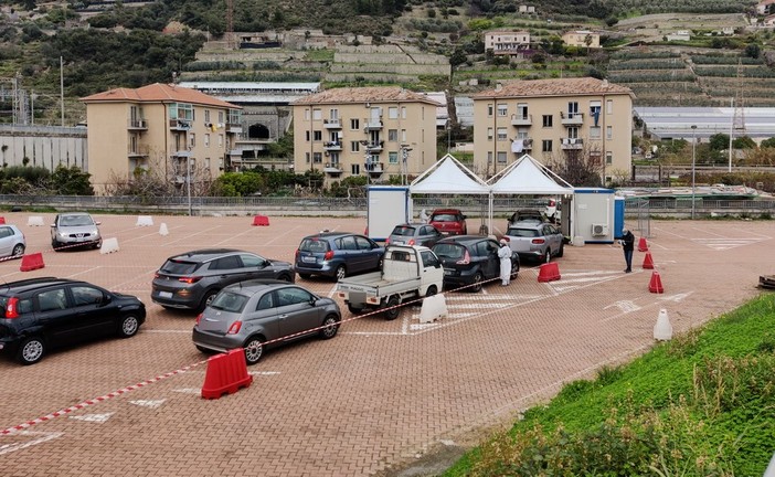 Tamponi e vaccini, le aperture e le chiusure durante le festività di aprile drive through e dei centri vaccinali