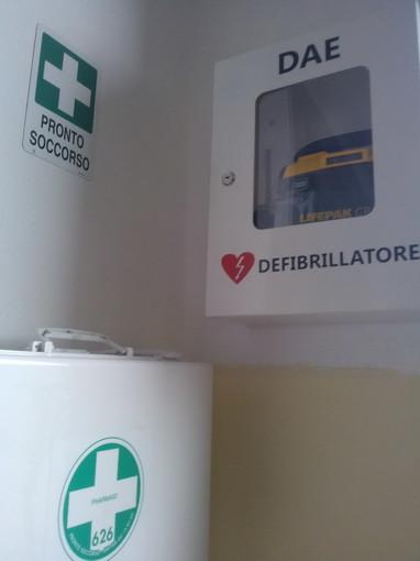 Il Comune di Vallecrosia posiziona il primo defibrillatore DAE: domenica ce ne sarà uno anche al seggio elettorale