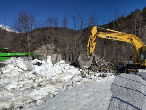 Ecco i primi effetti dell'accordo Anas Edilmaco sul Tenda bis: iniziata la demolizione alle Casermette di Panice Sottana Ecco i primi effetti dell'accordo Anas Edilmaco sul Tenda bis: iniziata la demolizione alle Casermette di Panice Sottana