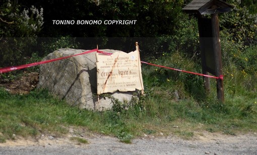 Sanremo: la 'curva del Marzocco' nuovamente nel degrado, tavoli e sedie buttati nel dirupo, che vergogna!