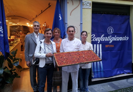 Sanremo: grande successo per la distribuzione gratuita della sardenaira che ha aperto la 'Notte bianca' Sanremo: grande successo per la distribuzione gratuita della sardenaira che ha aperto la 'Notte bianca'