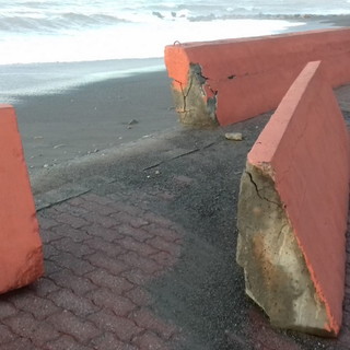 Ventimiglia: alberi sulle strade ed interventi nel corso della notte, muretto divelto sul lungomare (Foto)