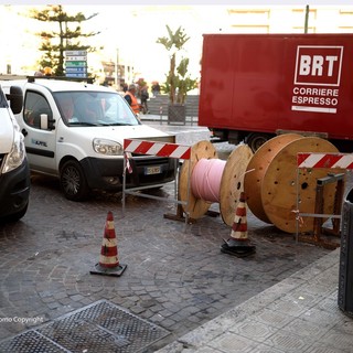 Sanremo: proseguono i lavori di posa della fibra in città, alcune foto da piazza Colombo