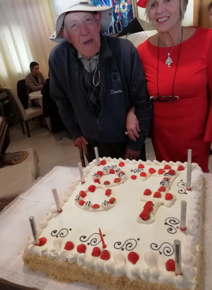 Ospedaletti: festa di compleanno per Dante Zirio, un centinaio di amici hanno celebrato i suoi 87 anni (Foto)