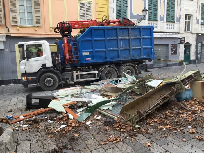 Sanremo: due giorni di lavori per liberare piazza Eroi Sanremesi dai chioschi, poi uno studio per il restyling della piazza Sanremo: due giorni di lavori per liberare piazza Eroi Sanremesi dai chioschi, poi uno studio per il restyling della piazza