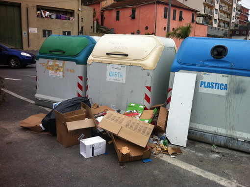 Un flop l'esperimento "ronde" dei vigili in borghese a Imperia, isole ecologiche trasformate in discariche abusive. Le foto Un flop l'esperimento "ronde" dei vigili in borghese a Imperia, isole ecologiche trasformate in discariche abusive. Le foto