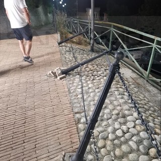 Ventimiglia: vandali in azione questa notte nella zona del centro storico, divelti alcuni dissuasori (Foto)