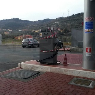 Imperia: distributore denunciato per la rimozione dei sigilli, è 'Le Cave' sulla Statale 28 del Nava Imperia: distributore denunciato per la rimozione dei sigilli, è 'Le Cave' sulla Statale 28 del Nava