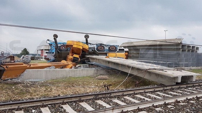 Deragliamento del treno Savona-Torino in provincia di Cuneo: ritardi sulla linea ferroviaria (Foto)