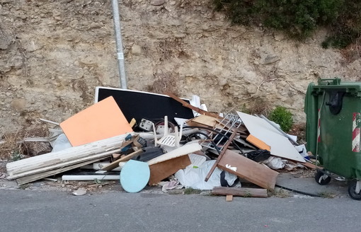 Ventimiglia: via alle Ville in abbandono, dopo la pulizia ora è tornato il degrado e l'immondizia (Foto)