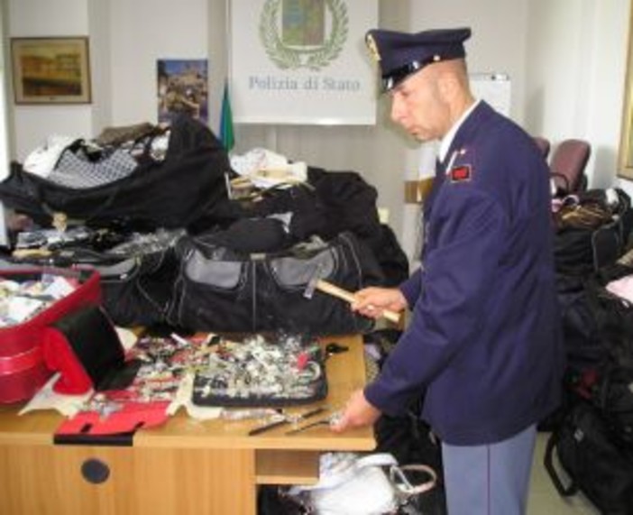 Sanremo: fermato dalla Polizia un senegalese con oltre 40 borse con il marchio fasullo Sanremo: fermato dalla Polizia un senegalese con oltre 40 borse con il marchio fasullo