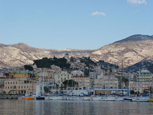 Dopo la nevicata di ieri proseguono gli interventi della Protezione Civile nelle frazioni di Sanremo