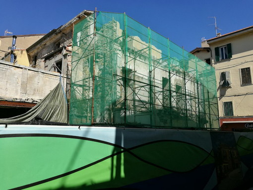 Bordighera: Carabinieri sgomberano l'ex hotel Riviera di via Trento, all'interno clochard e nordafricani