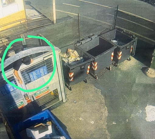 Sanremo: vandalo cerca di aprire senza tessera l'ecopunto di via Nino Bixio, senza senso civico 65% di differenziata sempre lontano (Foto) Sanremo: vandalo cerca di aprire senza tessera l'ecopunto di via Nino Bixio, senza senso civico 65% di differenziata sempre lontano (Foto)