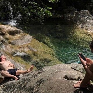Pigna: la protagonista della famosa serie 'Il trono di Spade' ha trascorso le vacanze in Val Nervia, tuffo nel Rio Carne (Foto)