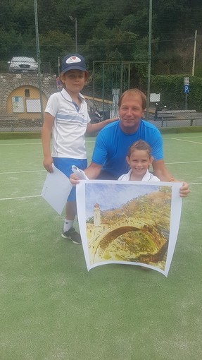 Dolceacqua: sorpresa per il sindaco Gazzola, i bimbi Ettore e Clotilde Crespi gli hanno regalato una riproduzione di Monet che ritrae il borgo