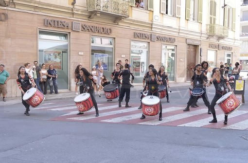 Sanremo: grande successo di artisti di strada colombiani oggi in via Matteotti e piazza Borea D'Olmo (Foto)