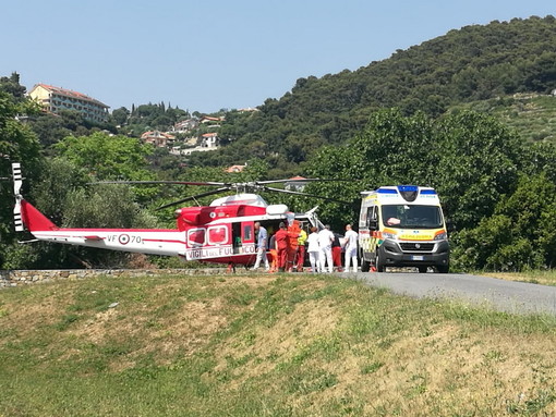 Isolabona: si ustiona per un ritorno di fiamma mentre brucia delle sterpaglie, trasportato in elicottero a Pisa (Foto e Video) Isolabona: si ustiona per un ritorno di fiamma mentre brucia delle sterpaglie, trasportato in elicottero a Pisa (Foto e Video)