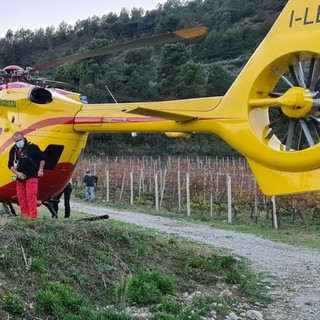 San Biagio della Cima: incidente in campagna, 28enne trasportato in elicottero a Pietra Ligure San Biagio della Cima: incidente in campagna, 28enne trasportato in elicottero a Pietra Ligure