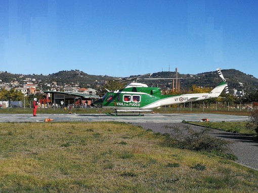 Imperia: neonato trasportato d'urgenza al 'Gaslini' con l'elicottero 'Drago' dei Vigili del Fuoco Imperia: neonato trasportato d'urgenza al 'Gaslini' con l'elicottero 'Drago' dei Vigili del Fuoco