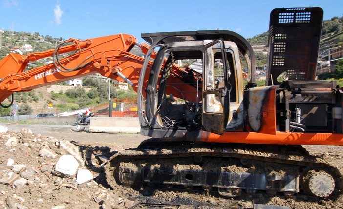 Escavatore dato alle fiamme a Diano Castello: condannato a 4 anni e 3 mesi Antonio De Marte