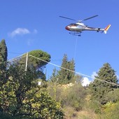 L'elicottero in azione per la costruzione dell'antenna Iliad a Bussana