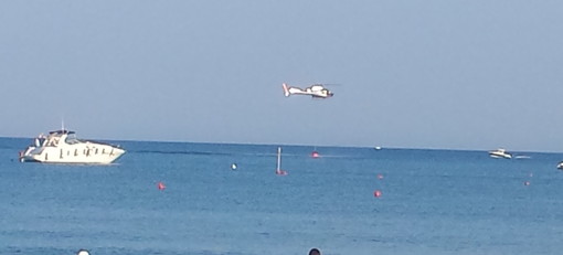 L'elicottero raccoglie l'acqua in mare