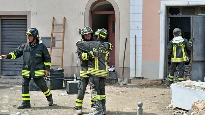Soldano: estratto il ragazzo rimasto intrappolato tra le macerie, due feriti a Villa Scassi e uno a Torino (Foto e Video) Soldano: estratto il ragazzo rimasto intrappolato tra le macerie, due feriti a Villa Scassi e uno a Torino (Foto e Video)