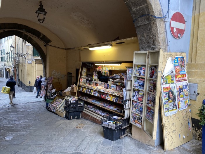 L'edicola tra via Palazzo e piazza Cassini che chiuderà da giovedì L'edicola tra via Palazzo e piazza Cassini che chiuderà da giovedì