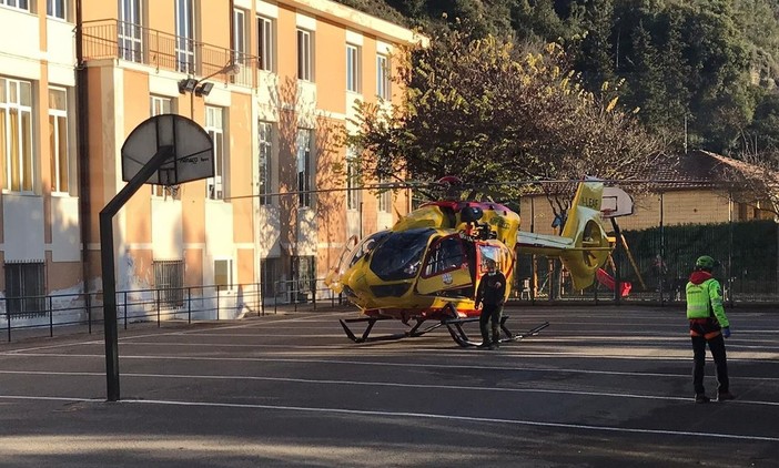Dolceacqua: 35enne cade e sbatte con la testa nei caruggi, trasportata in elicottero al 'Santa Corona' (Foto e Video)