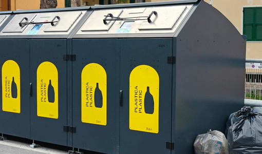 Rifiuti abbandonati vicino alle ecoisole a Sanremo: tra inciviltà, disservizi e controlli ancora insufficienti