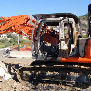Escavatore dato alle fiamme a Diano Castello: condannato a 4 anni e 3 mesi Antonio De Marte